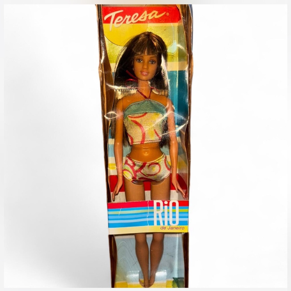 2002 Teresa Rio de Janeiro Doll 
*Box is damaged as pictured*